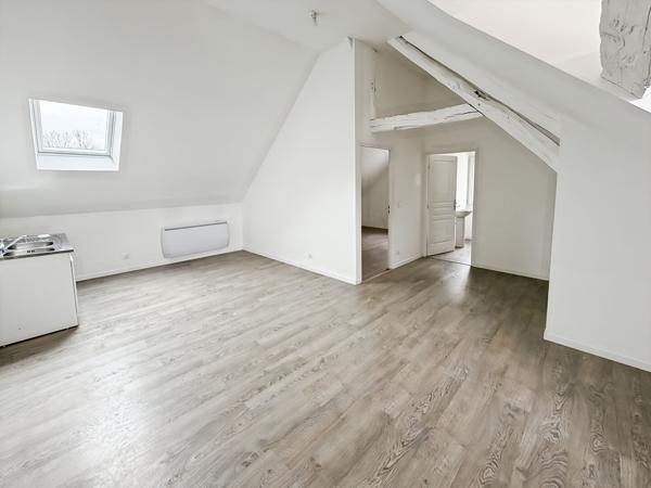Bel appartement T2 refait à neuf ? Charme de l'ancien & Faibles charges Secteur privilégié : À seulement 6 minutes de Courdimanche.