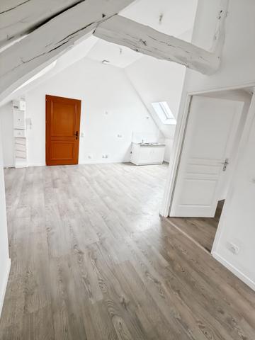Bel appartement T2 refait à neuf ? Charme de l'ancien & Faibles charges Secteur privilégié : À seulement 6 minutes de Courdimanche.