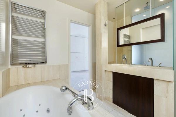 Neuilly-sur-Seine, Hôtel particulier 5 Chambres -  280 m² à vendre