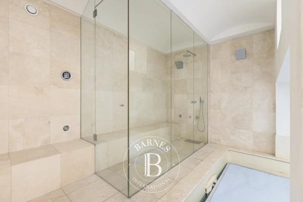 Neuilly-sur-Seine, Hôtel particulier 5 Chambres -  280 m² à vendre