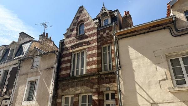 Maison de charme en centre ville avec garage et studio loué