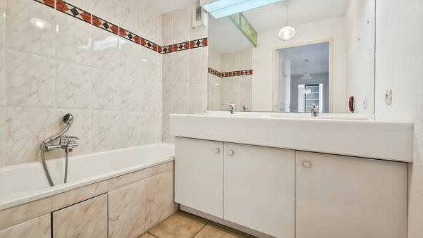 Fréjus (83600) A VENDRE, FREJUS Appartement 4 pièces 97 m²+ véranda et terrasses pour 96 m² +grand garage + place de parking