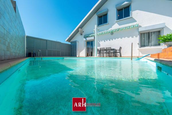 Bois de Nèfles-Villa de type F9 d’environ 280 m² habitables avec piscine et garage.