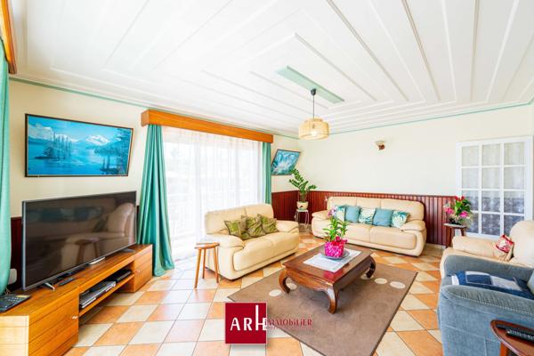 Bois de Nèfles-Villa de type F9 d’environ 280 m² habitables avec piscine et garage.