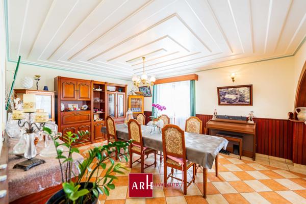 Bois de Nèfles-Villa de type F9 d’environ 280 m² habitables avec piscine et garage.