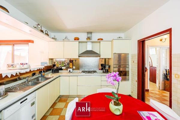 Bois de Nèfles-Villa de type F9 d’environ 280 m² habitables avec piscine et garage.