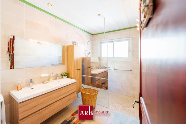 Bois de Nèfles-Villa de type F9 d’environ 280 m² habitables avec piscine et garage.