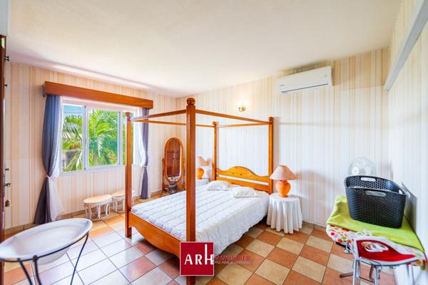 Bois de Nèfles-Villa de type F9 d’environ 280 m² habitables avec piscine et garage.