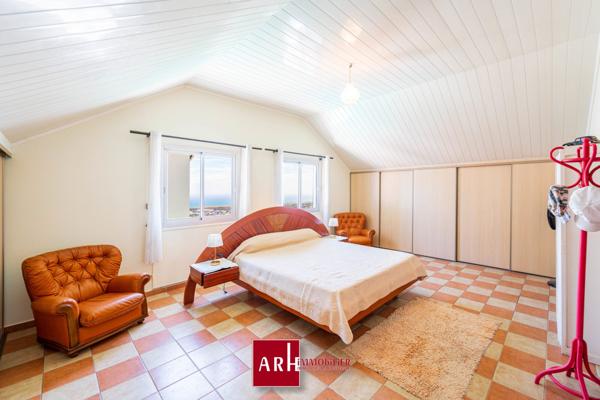 Bois de Nèfles-Villa de type F9 d’environ 280 m² habitables avec piscine et garage.