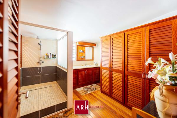 Bois de Nèfles-Villa de type F9 d’environ 280 m² habitables avec piscine et garage.