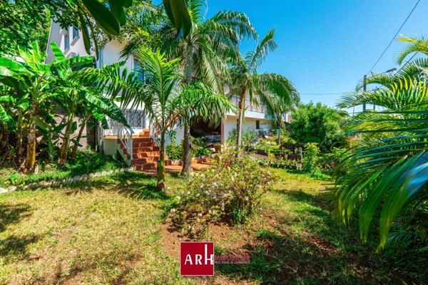 Bois de Nèfles-Villa de type F9 d’environ 280 m² habitables avec piscine et garage.