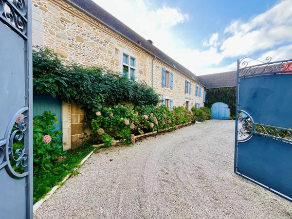 Belle ferme rénovée avec granges attenantes et de magnifiques jardins