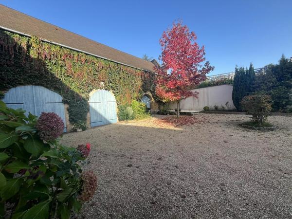 Belle ferme rénovée avec granges attenantes et de magnifiques jardins