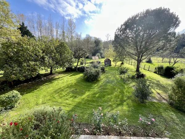 Belle ferme rénovée avec granges attenantes et de magnifiques jardins