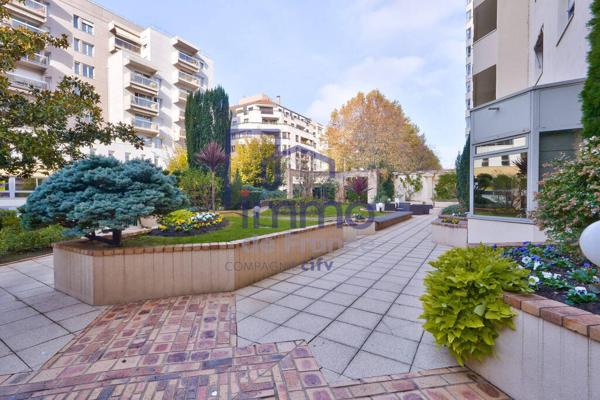 Appartement lumineux avec balcon et cave : Résidence sénior Le