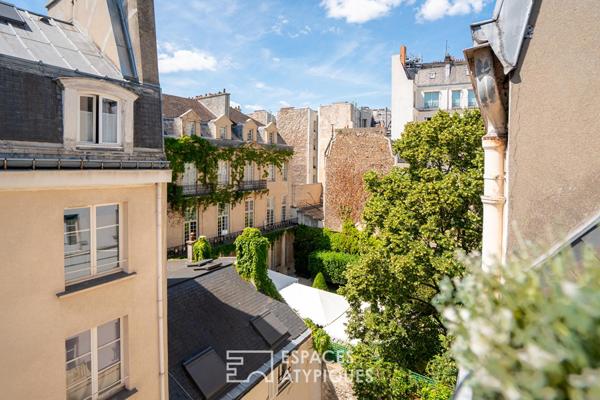 Appartement en dernier étage lumineux à deux pas de la Place des Vosges