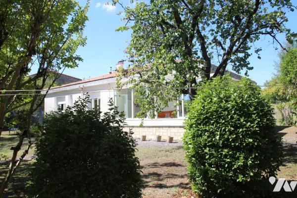 NIORT CENTRE VILLE, BELLE MAISON DE TYPE 5 A FORT POTENTIELAVEC PARC SANS VIS-A-VIS .