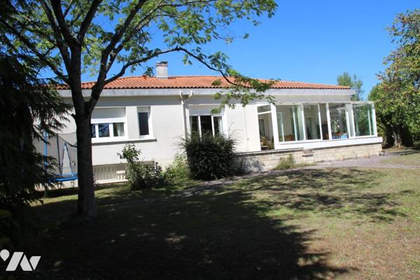 NIORT CENTRE VILLE, BELLE MAISON DE TYPE 5 A FORT POTENTIELAVEC PARC SANS VIS-A-VIS .
