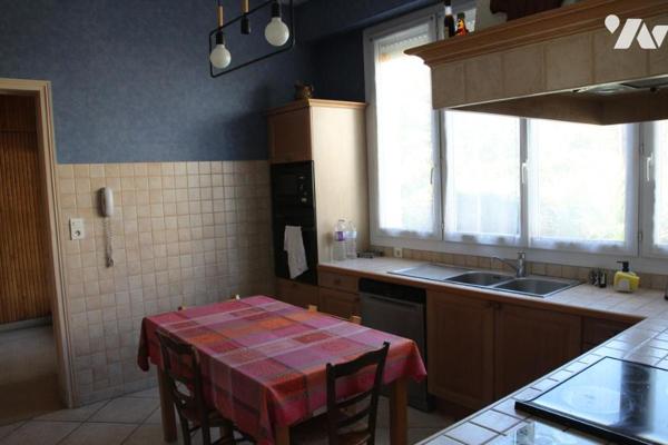 NIORT CENTRE VILLE, BELLE MAISON DE TYPE 5 A FORT POTENTIELAVEC PARC SANS VIS-A-VIS .