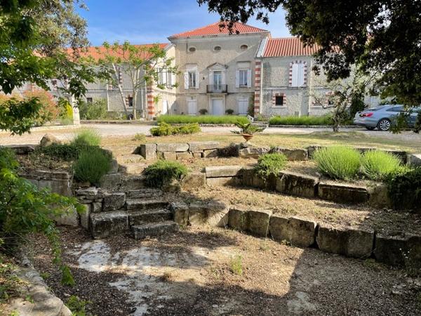 Pernes-les-Fontaines (84210) Propriété parfaite pour évenmentiel et séminaire avec 10 logements