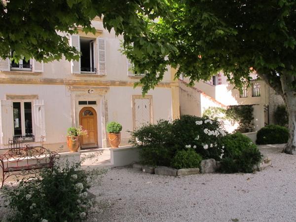 Pernes-les-Fontaines (84210) Propriété parfaite pour évenmentiel et séminaire avec 10 logements