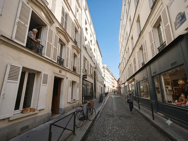 MONTMARTRE - Un studio traversant entre Blanche et les Abbesses
