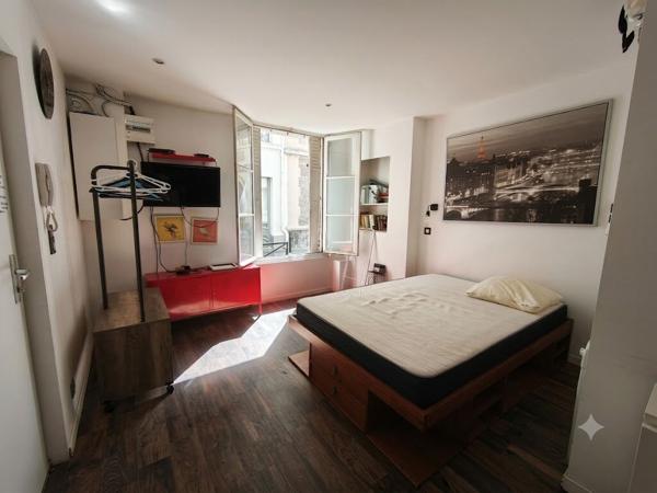 MONTMARTRE - Un studio traversant entre Blanche et les Abbesses