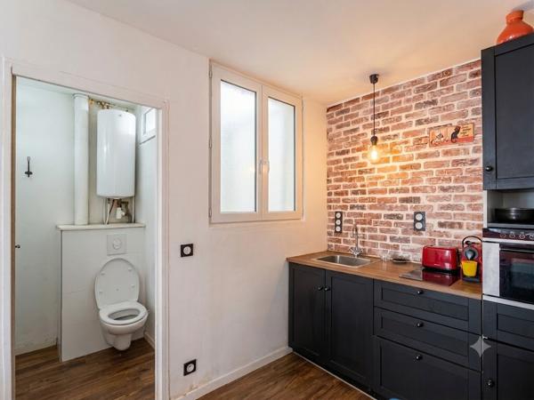 MONTMARTRE - Un studio traversant entre Blanche et les Abbesses