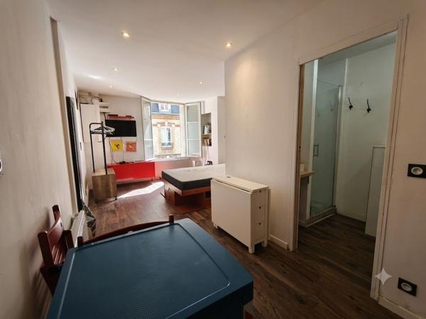 MONTMARTRE - Un studio traversant entre Blanche et les Abbesses