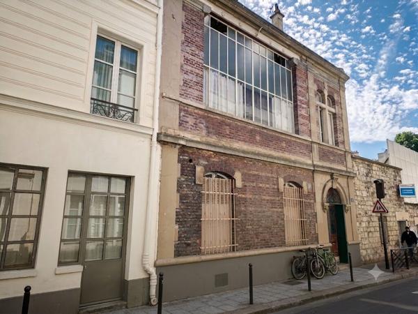 MONTMARTRE - Un studio traversant entre Blanche et les Abbesses