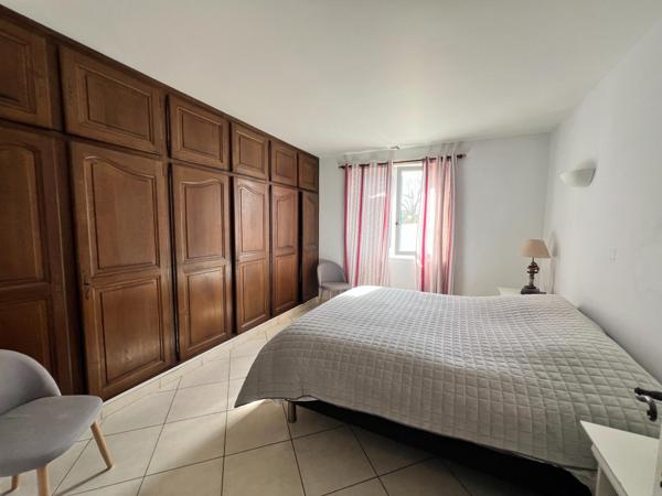 Vaste maison de 250 m² sur un terrain de 1000 m²