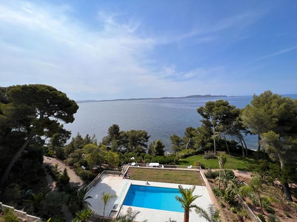 Appartement Carqueiranne 4 pièce(s) 206.56 m² - Dans un environnement idyllique, avec accès privée à la plage et sa vue mer panoramique