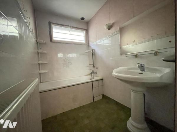 MAISON R+1 AVEC GARAGE ET TERRAIN A RENOVER