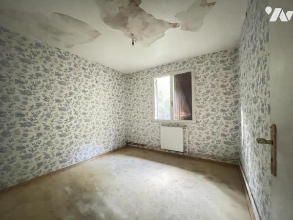 MAISON R+1 AVEC GARAGE ET TERRAIN A RENOVER