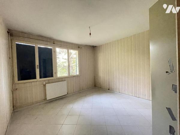 MAISON R+1 AVEC GARAGE ET TERRAIN A RENOVER