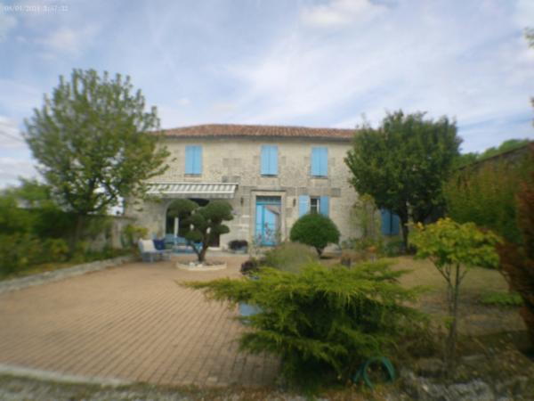 SEGONZAC A Vendre Maison en Pierre