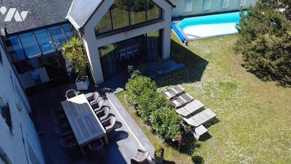 A Mûrs-Érigné, cette propriété de caractère et de charme, clos de murs, offre un cadre de vie e...