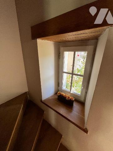 A Mûrs-Érigné, cette propriété de caractère et de charme, clos de murs, offre un cadre de vie e...