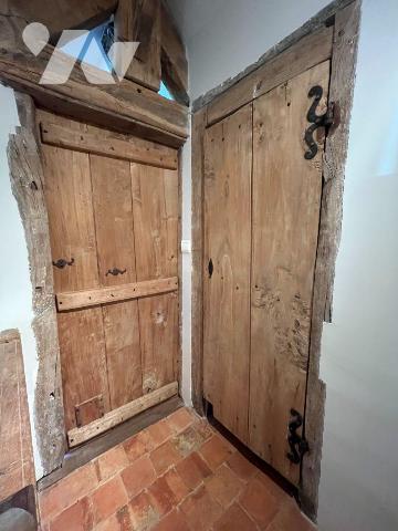 A Mûrs-Érigné, cette propriété de caractère et de charme, clos de murs, offre un cadre de vie e...