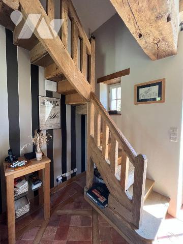 A Mûrs-Érigné, cette propriété de caractère et de charme, clos de murs, offre un cadre de vie e...