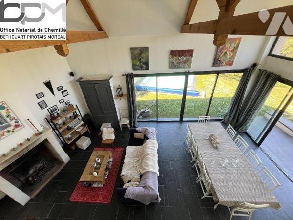 A Mûrs-Érigné, cette propriété de caractère et de charme, clos de murs, offre un cadre de vie e...