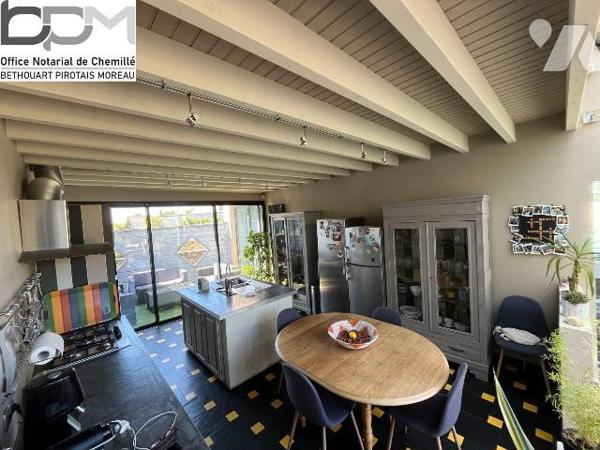 A Mûrs-Érigné, cette propriété de caractère et de charme, clos de murs, offre un cadre de vie e...