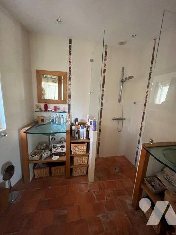 A Mûrs-Érigné, cette propriété de caractère et de charme, clos de murs, offre un cadre de vie e...