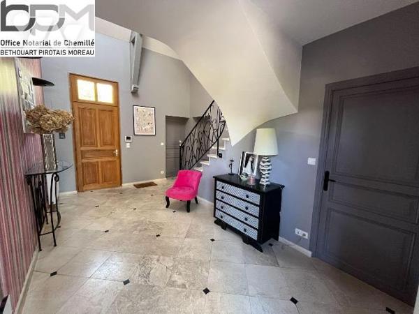 A Mûrs-Érigné, cette propriété de caractère et de charme, clos de murs, offre un cadre de vie e...