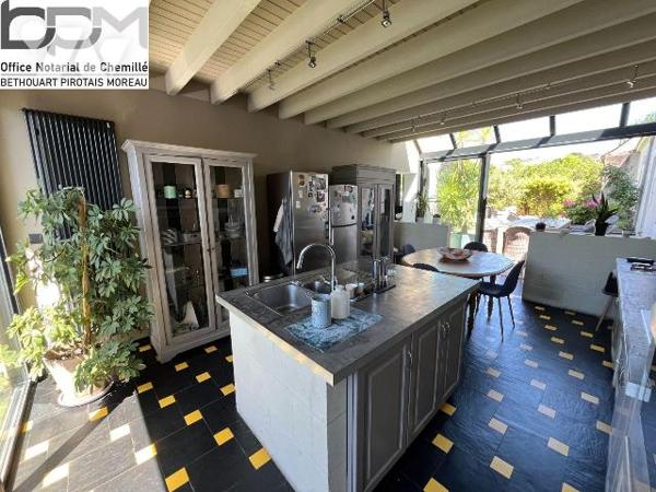 A Mûrs-Érigné, cette propriété de caractère et de charme, clos de murs, offre un cadre de vie e...