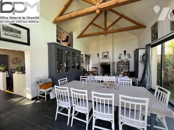 A Mûrs-Érigné, cette propriété de caractère et de charme, clos de murs, offre un cadre de vie e...