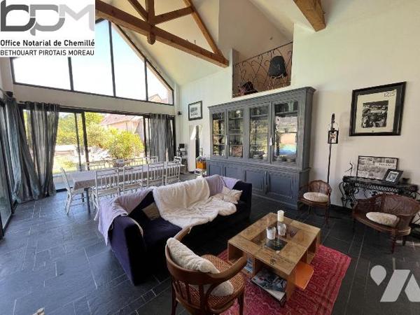 A Mûrs-Érigné, cette propriété de caractère et de charme, clos de murs, offre un cadre de vie e...