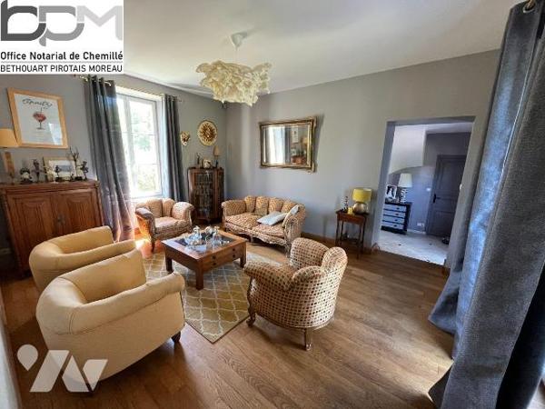 A Mûrs-Érigné, cette propriété de caractère et de charme, clos de murs, offre un cadre de vie e...