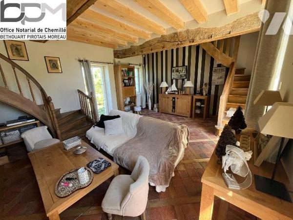 A Mûrs-Érigné, cette propriété de caractère et de charme, clos de murs, offre un cadre de vie e...