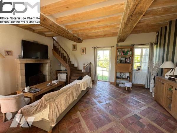 A Mûrs-Érigné, cette propriété de caractère et de charme, clos de murs, offre un cadre de vie e...